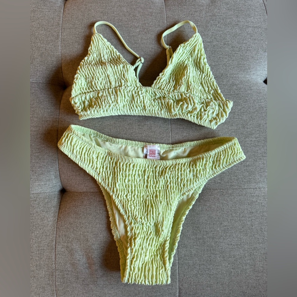 DeFacto swimsuit purchased in Spain.Adjustable straps.In good preowned condition